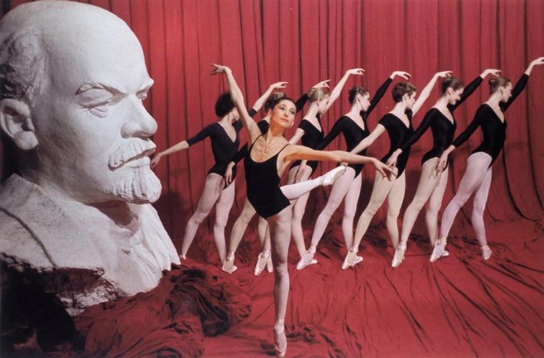 Lenin and ballerinas of the Kirov Ballet in Leningrad, USSR, 1980s. [1116×735]