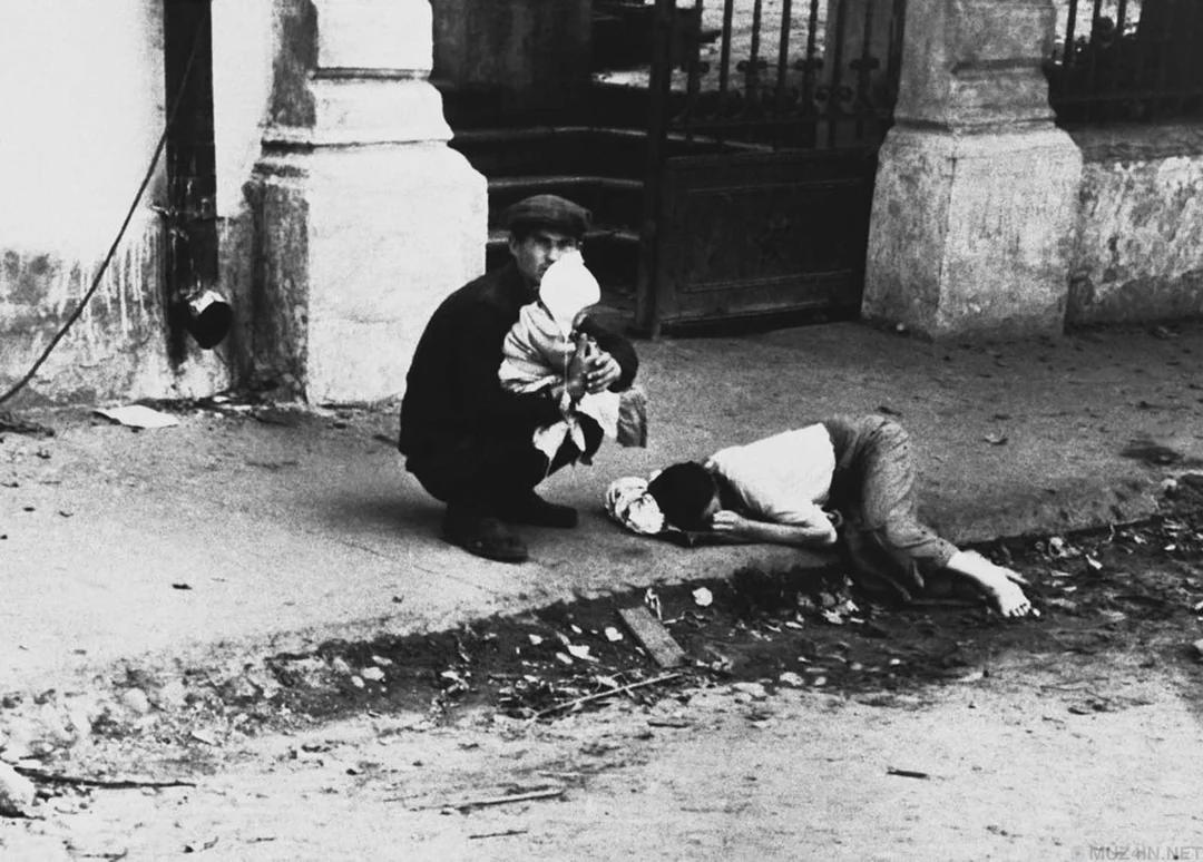 A man, his wife, and child leave Minsk after its occupation by German troops, August 9, 1941. [1080×774]