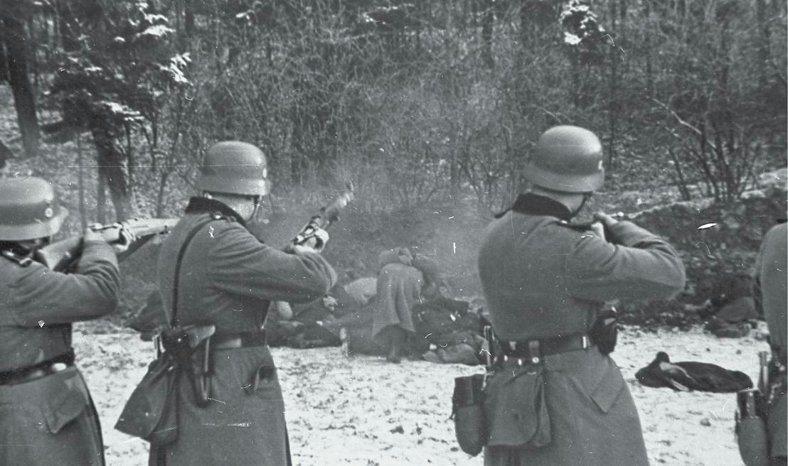 Nazi soldiers massacre 56 Polish civilians in the town of Bochnia on December 18, 1939 after a partisan attack two days prior. [1108 × 656]