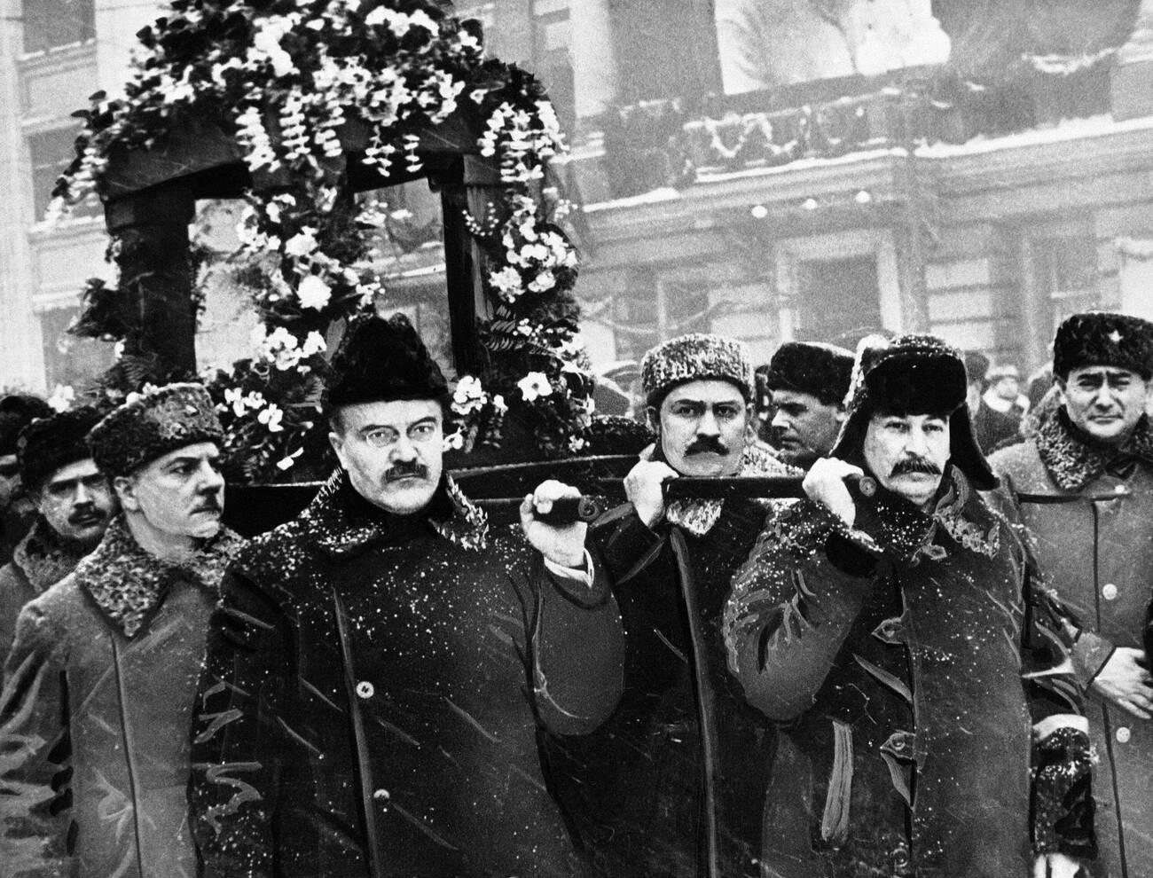 Joseph Stalin and other Soviet officials acting as pallbearers during the funeral of Sergo Ordzhonikidze, Stalin’s Georgian ally and close friend, Moscow, February 1937 (1300×990)
