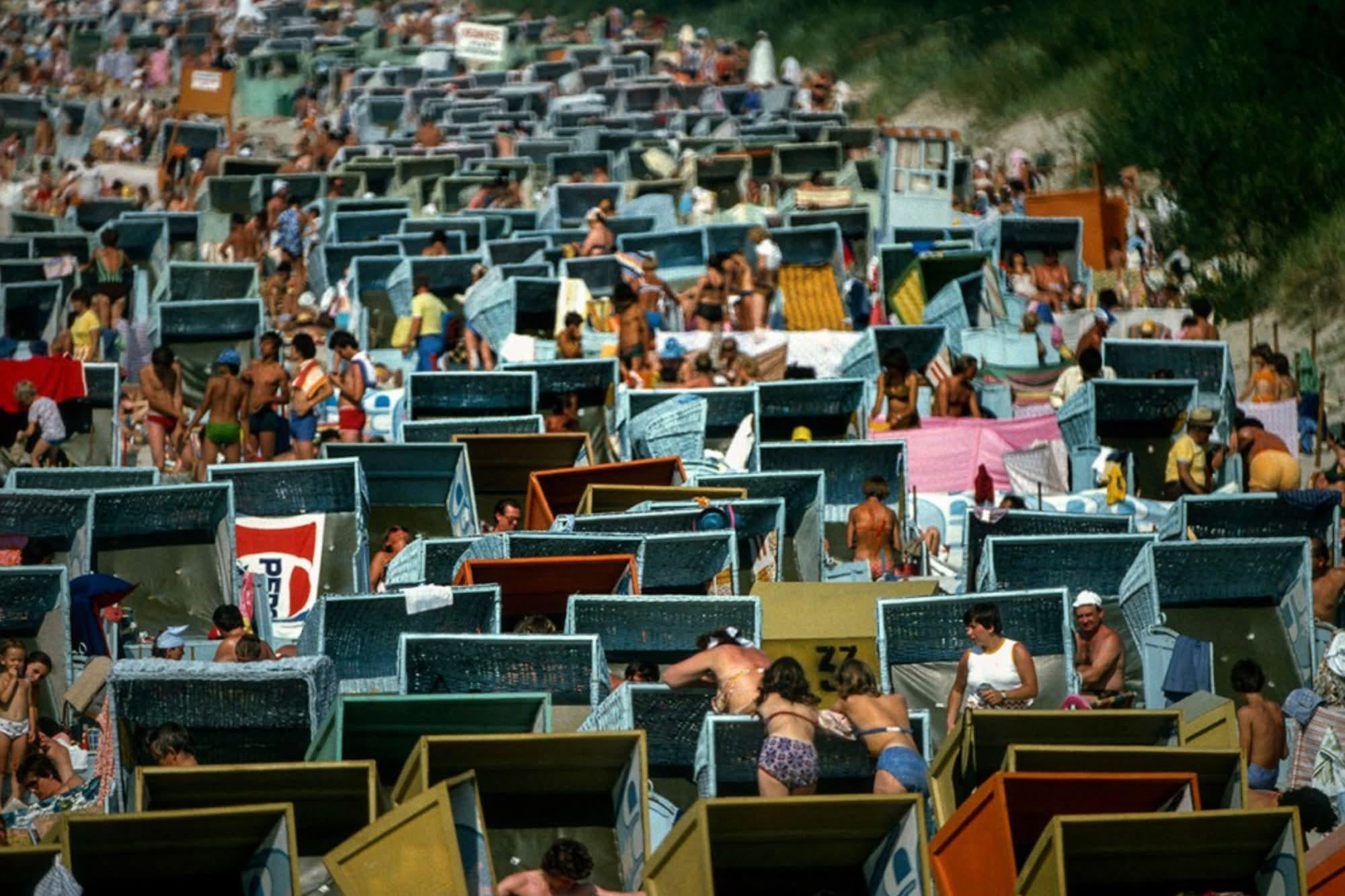 Crowded beach in Międzyzdroje, Poland, 1979. Photo by Chris Niedenthal. [2000×1333]