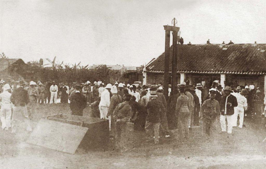 Crowd watching a public guillotine execution in Haiphong, French occupied Vietnam, October 23, 1909 [1024×652]