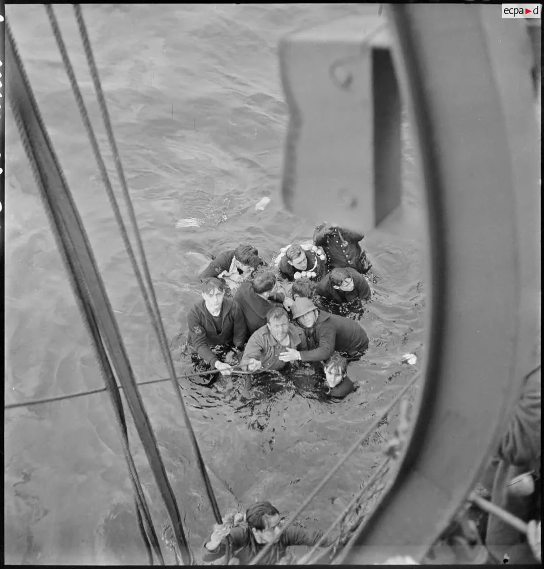 Survivors from the French destroyer Bourrasque are rescued after the ship struck a mine and sank while evacuating troops from Dunkirk, 30 May 1940. Some 500 of 1,200 men aboard perished in the sinking. [1080×1129]
