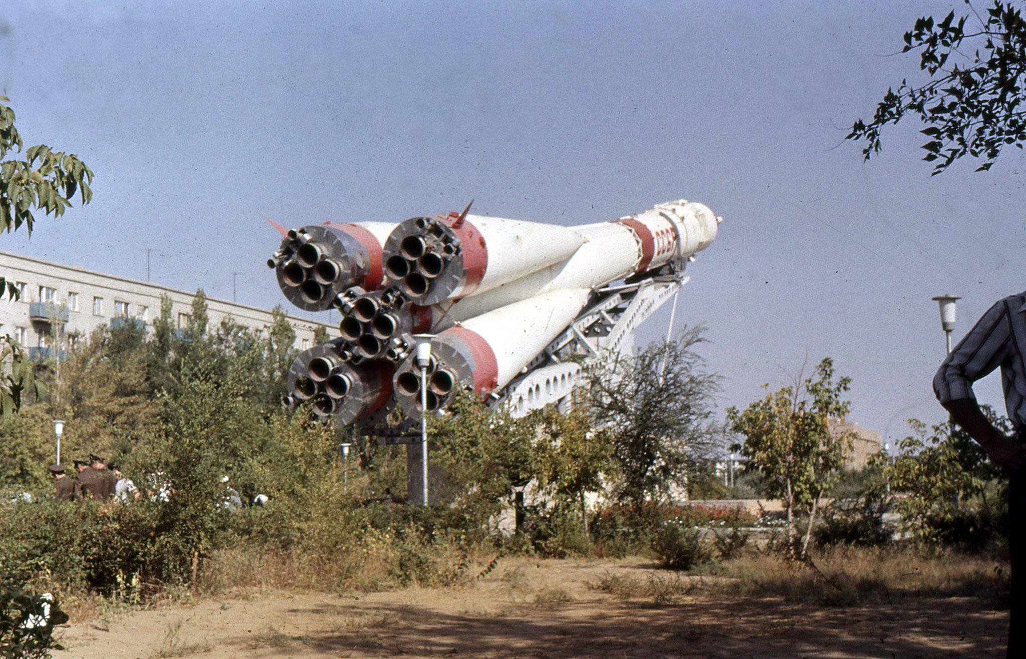 Soyuz R-7 rocket on display in a park in Baikonur – Kazakh SSR, Soviet Union, c. 1985. [2048 x 1316]