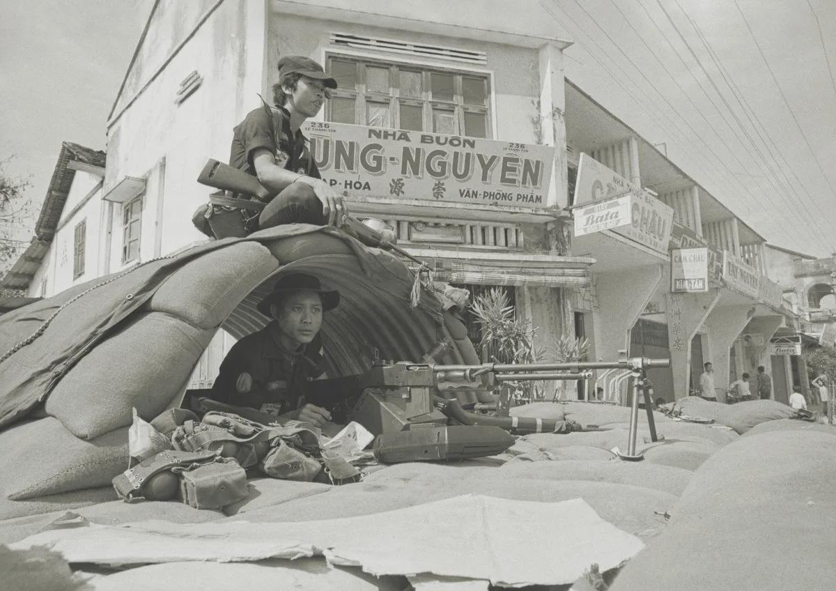 South Vietnamese militia man a checkpoint in the city of Kon Tum, amid the 1972 Easter Offensive [2417×1709]