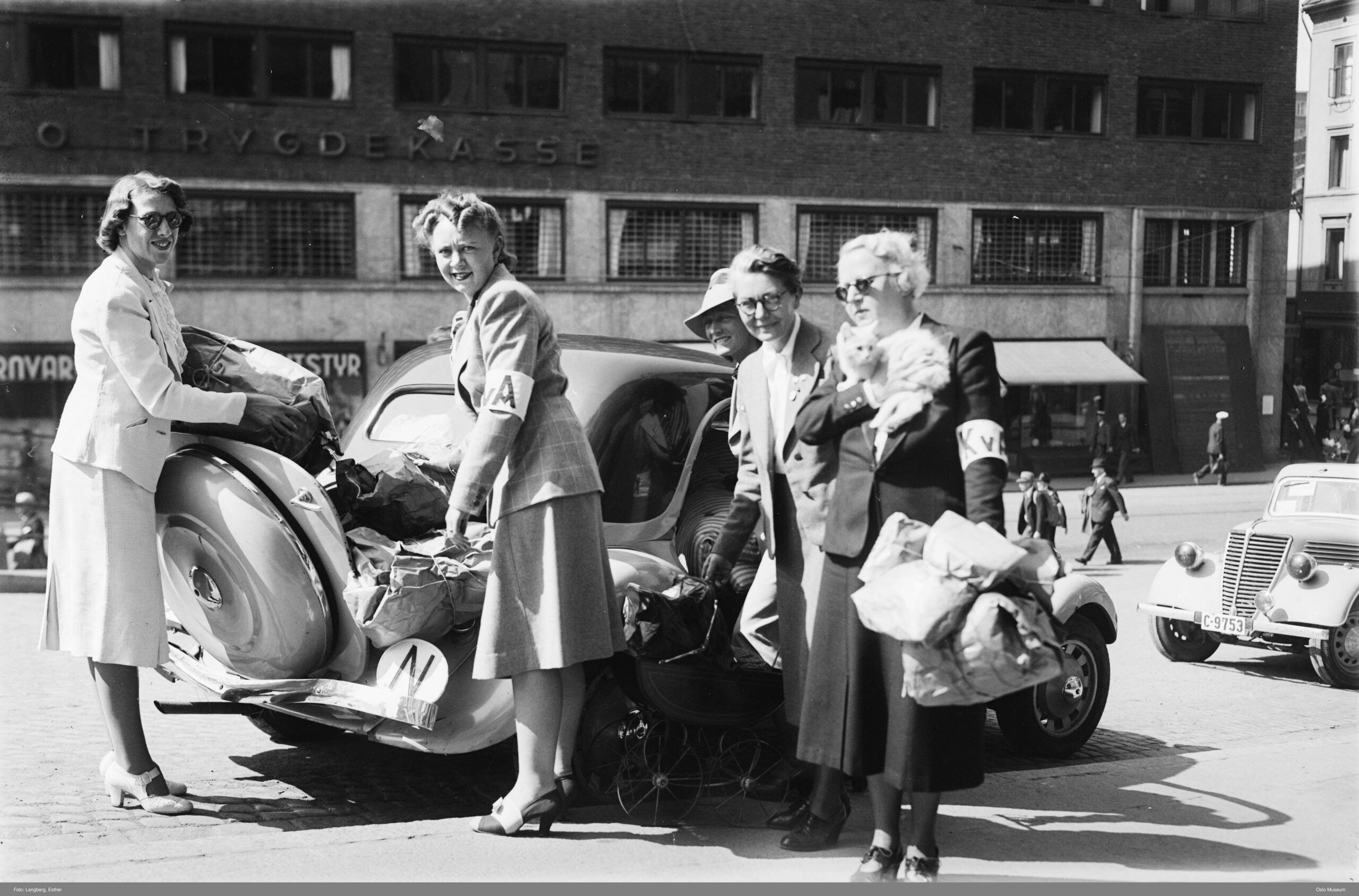 Members of Kvinnens Arbeidshjelp (Women’s Work Relief) loading parcels and supplies into a car in central Oslo, as part of a voluntary relief effort that supported families and children in Norway during a period of economic hardship and wartime uncertainty. (1940) [3792×2500]
