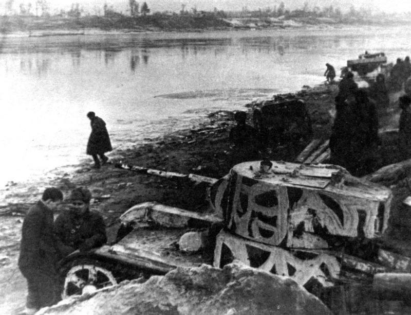 T-26 ‘Model 1933’ light tank, in use with the Soviet Army – in the vicinity of Nevskaya Dubrovka – on the Leningrad Front – along the Neva River, c. 1942. [800 x 612]