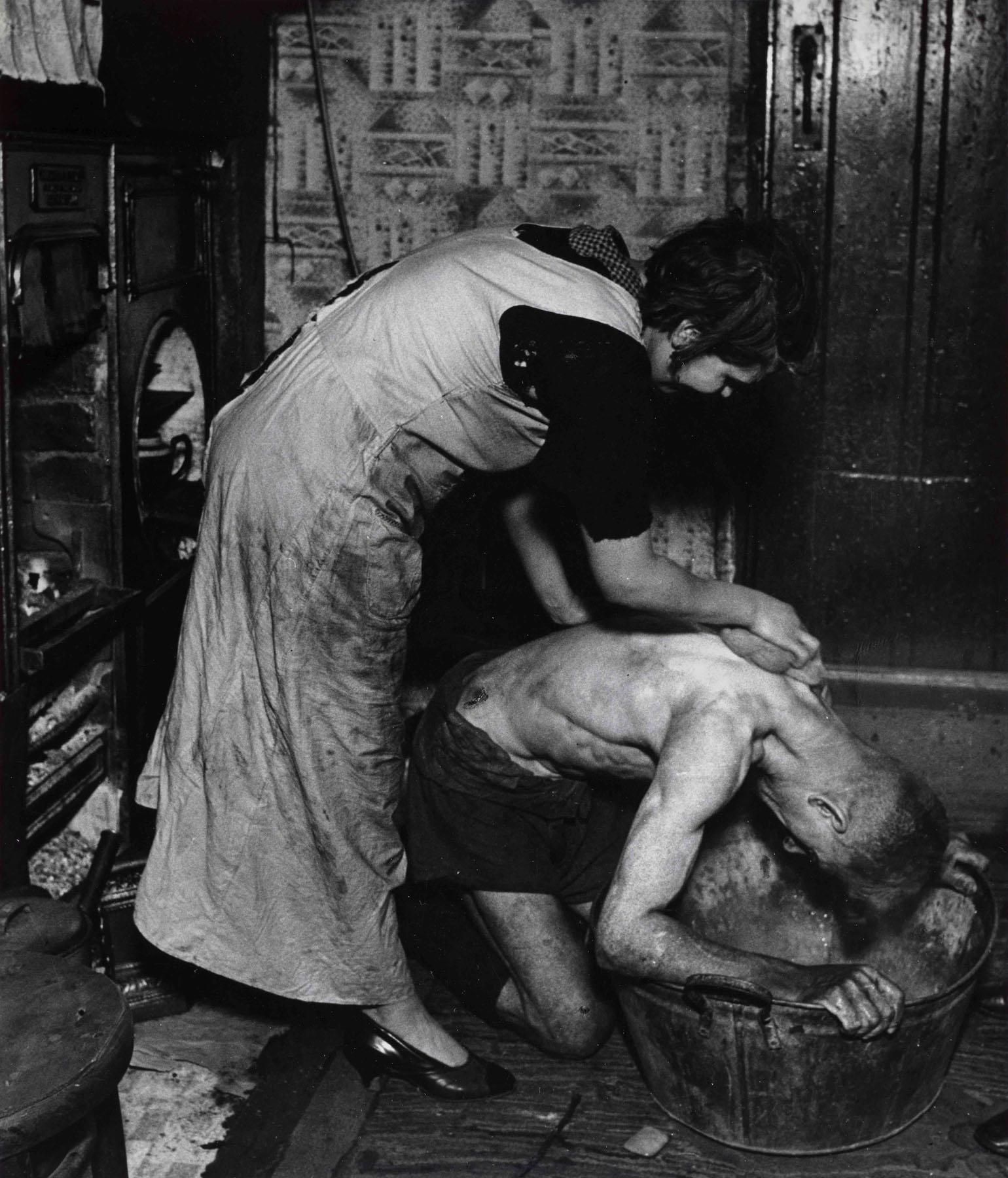 Coal-Miner’s Bath, Chester-le-Street, Durham 1937.[1540×1800]