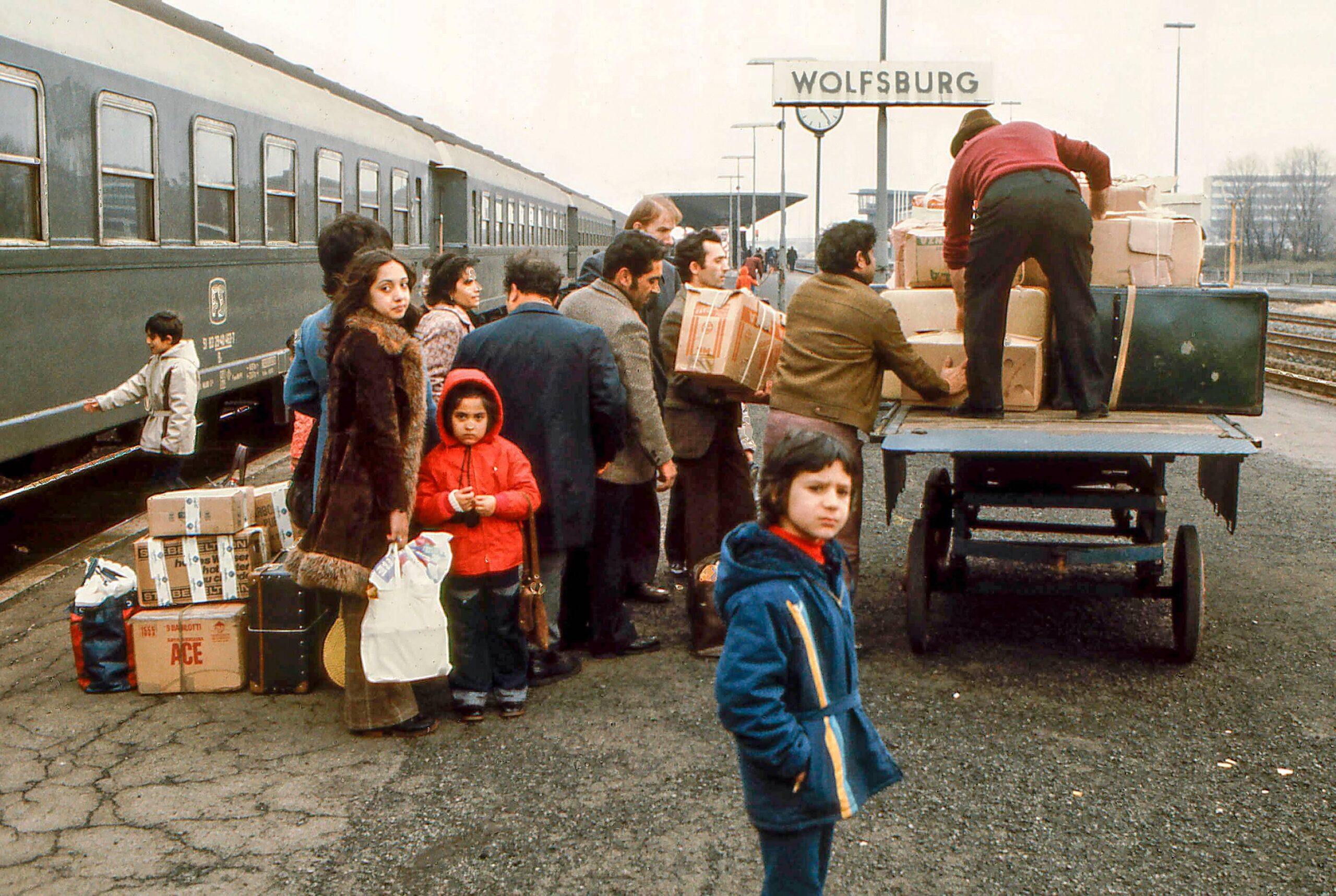 Italian VW guest workers and their families at the Wolfsburg train station in West Germany upon returning from Christmas vacation back home in Italy (1972) [640×429]