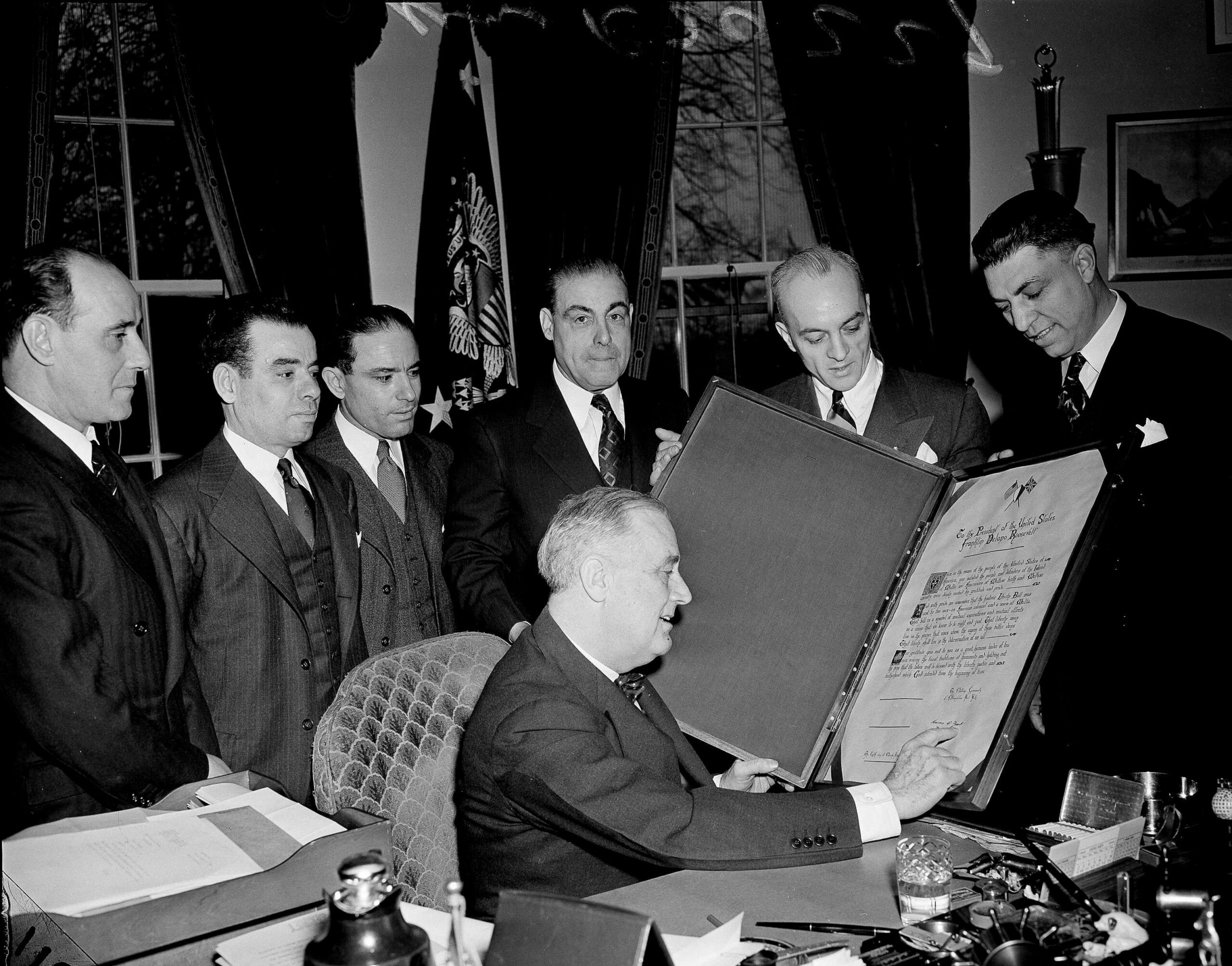 Members of New York’s Maltese community present a scroll of appreciation to President Franklin D. Roosevelt in the Oval office, reciprocating his wartime tribute to the people of Malta for their resistance during the German siege. (1944) [3150×2468]