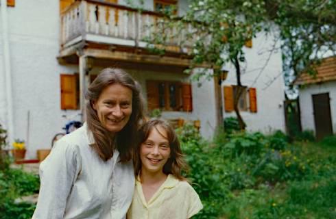 Prince Louis Ferdinand’s daughter Kira von Prussia and her daughter Kira Marina spending time in front of their home in 1985 [490 x 320]
