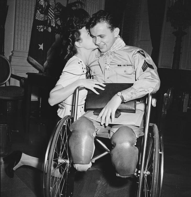 Jean Moore kises her fiance Ralph Neppel, WWII veteran after getting MOH from Harry S. Truman, 23 of August 1945. [730×755]