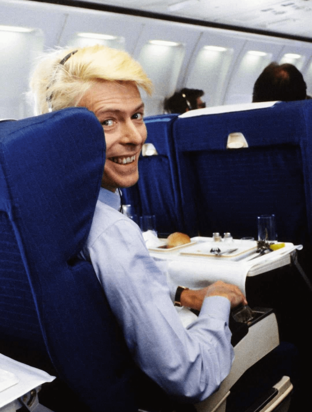 David Bowie flying economy class on a commercial flight during his 1983 Serious Moonlight tour [1080×1424]