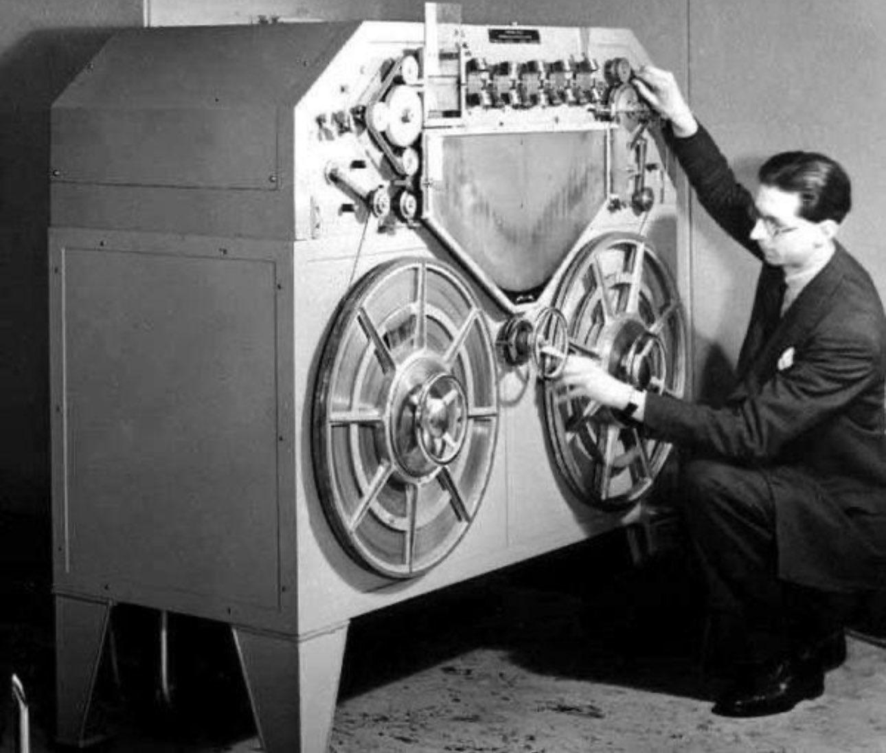 Blattnerphone steel tape recorder 1924. [1290×1096]