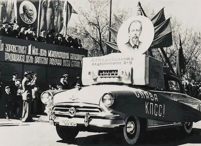 The A-9 car radio on the GAZ-21. USSR, 1950s. [640×466]