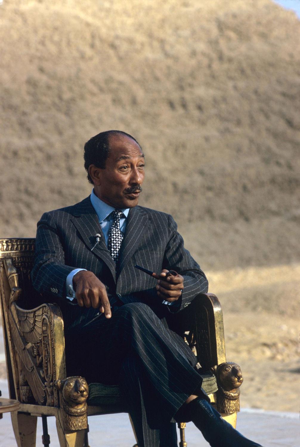 Egyptian president Anwar sadat sitting on a replica of the golden throne of Tutankhamun near the pyramids (1979) (1006×1500)
