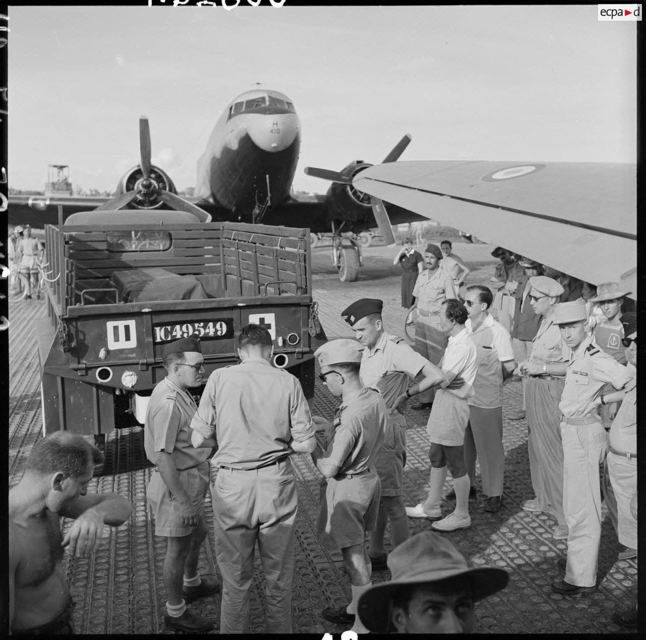26 May 1954: The body of famous American combat photographer Robert Capa is loaded aboard a truck at an airfield in Hanoi, Vietnam. The day prior Capa had stepped on a landmine while accompanying French troops in Thai Binh province. [1280×1268]