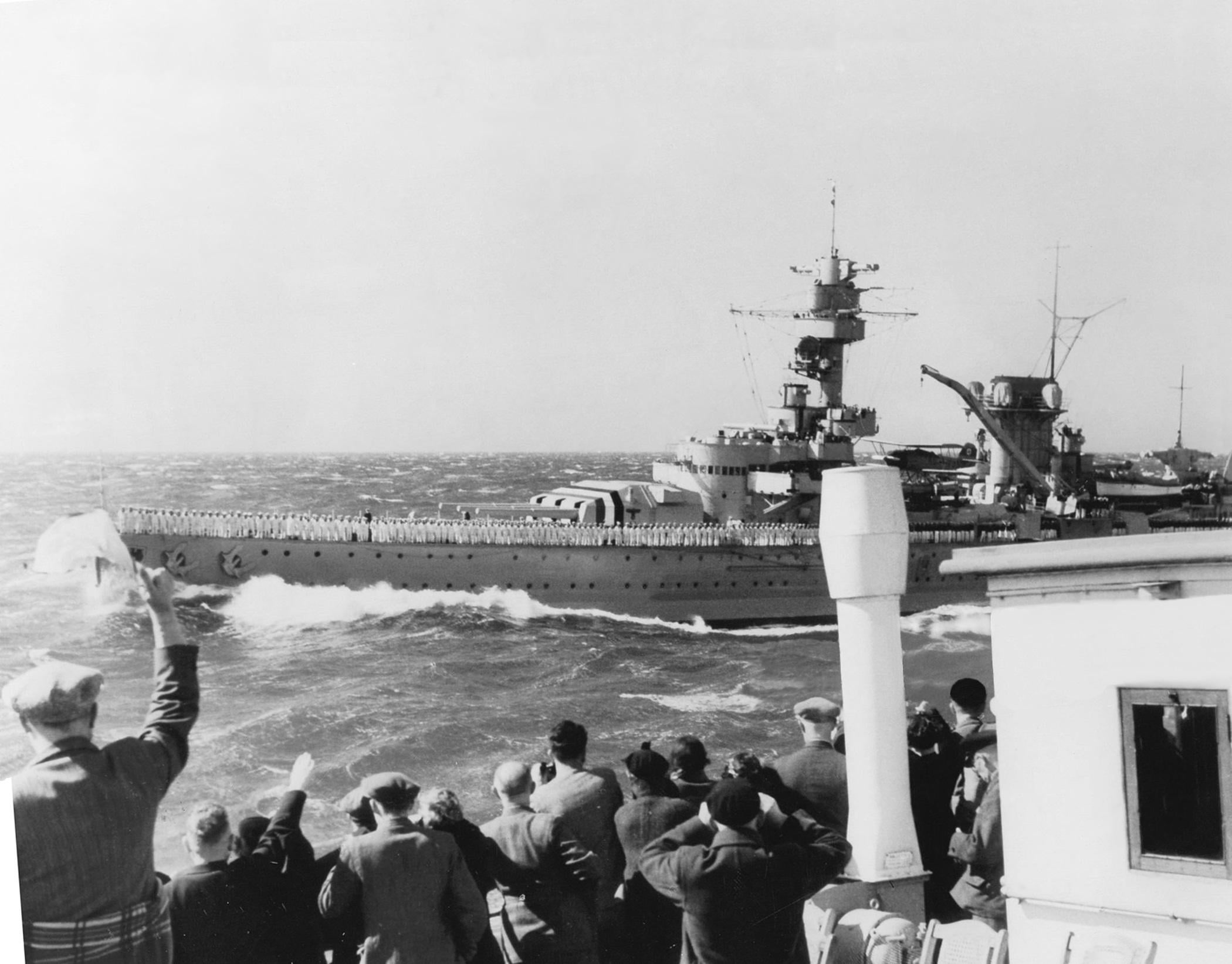 A Strength Through Joy cruise on its way to Italy encounters the heavy cruiser ‘Deutschland’ in the Mediterranean Sea, 08.11.1937.[2100 × 1643]