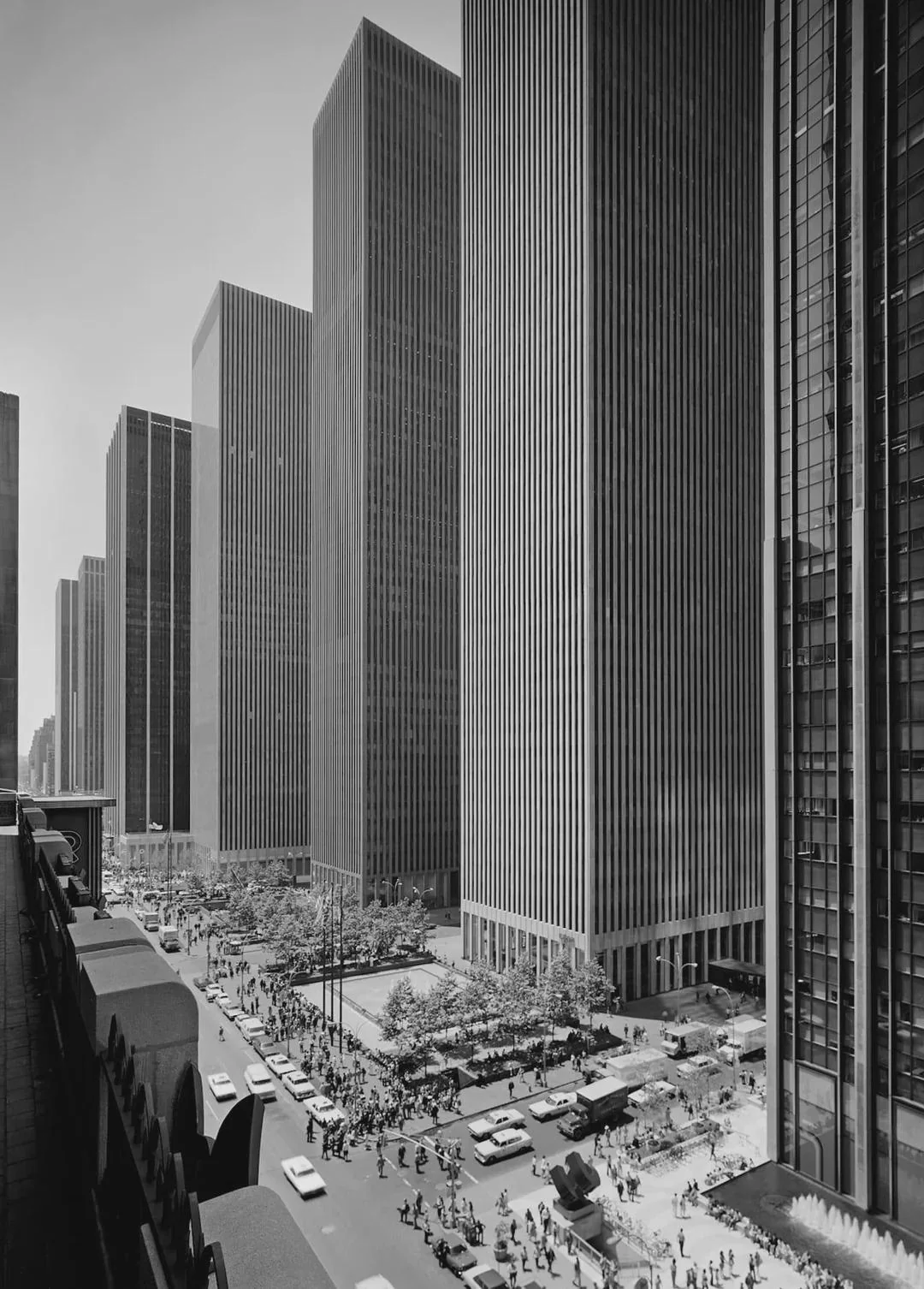 Ezra Stoller, 1974 – Exxon Building on Sixth Avenue NYC. [1080×1506]
