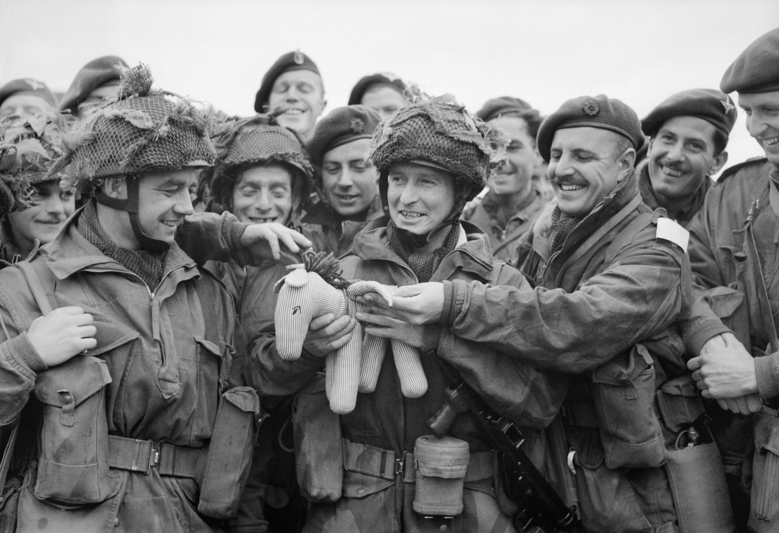 British paratroopers of 22 Independent Parachute Company, 6th Airborne Division, with their toy mascot ‘Pegasus’ at RAF Harwell, 5 June 1944 [3508 × 2401]