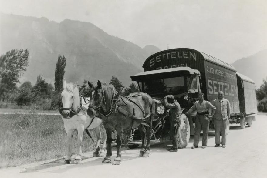 Settelen removal firm from Basel had to have its lorry hauled by two horses because the Graubünden canton (eastern Switzerland) between 1900 and 1925 banned the cars [880×587]