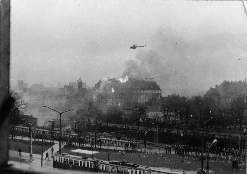 Building of the Provincial Committee of the Polish United Workers’ Party in Gdańsk on fire during the December 1970 protests in Poland. [800×564]