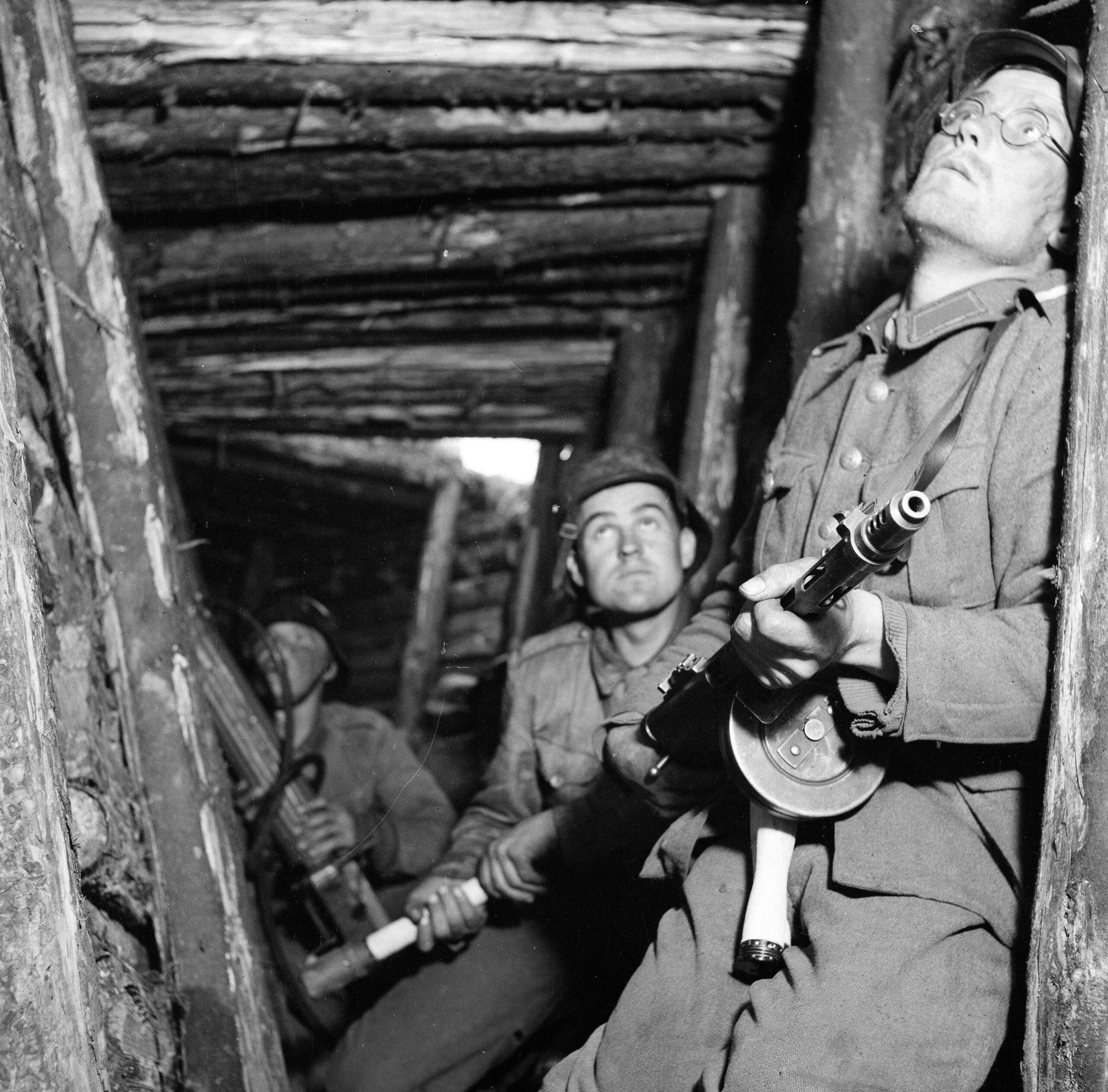 Finnish soldiers at the defensive VT-line during the Soviet Vyborg-Petrozavodsk offensive in June 1944 [4624 × 4561]