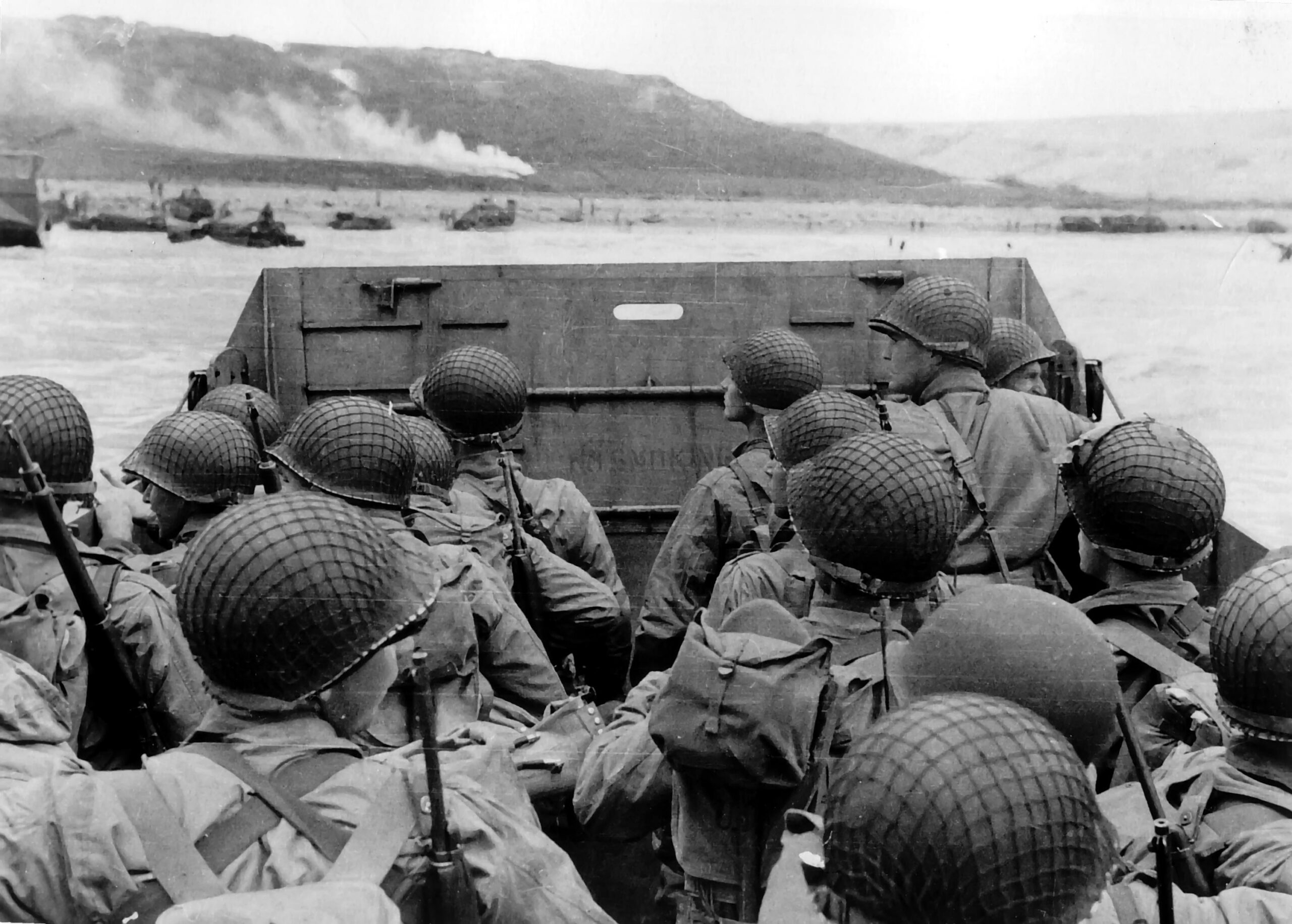 American troops approaching Omaha Beach during the invasion of Normandy on D-Day (6 June 1944) [3000 × 2147]