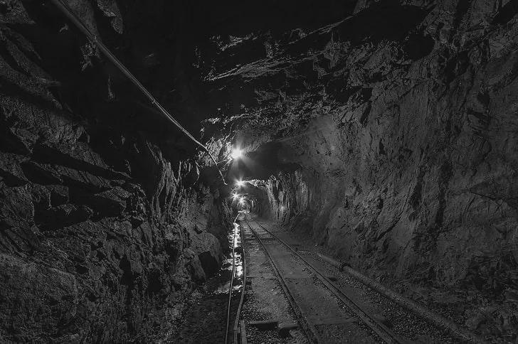 Workers and logistics tracks inside a subterranean transit tunnel excavation during the Gilded Age, c. 1895 [1200×800]