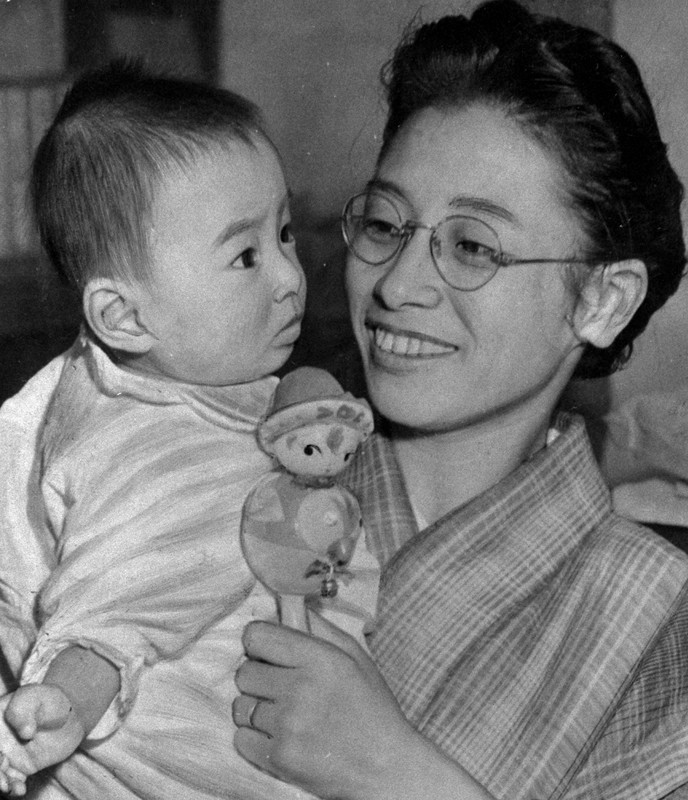 Matsutani Tenkōkō (later Sonoda), one of Japan’s first women Diet members, holding her child while serving as a lawmaker, 1950 [688 x 800]