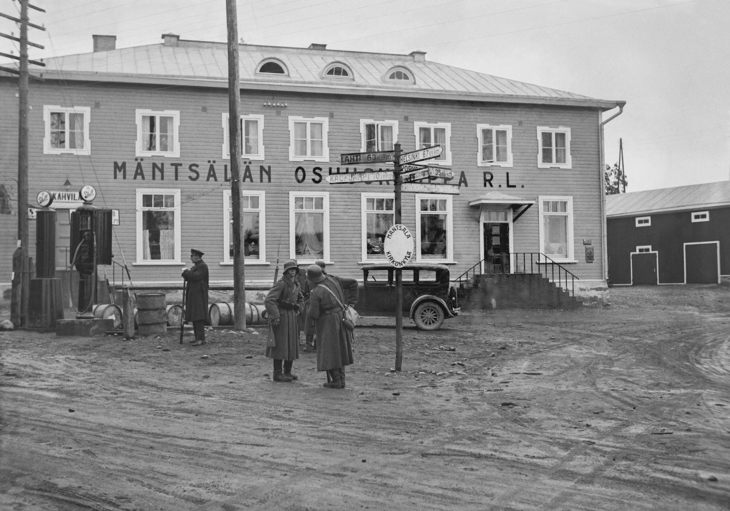 Soldiers in Mäntsälä following the Mäntsälä rebellion in Finland, a failed coup attempted by the far-right Lapua Movement. (1932) [4282×3000]