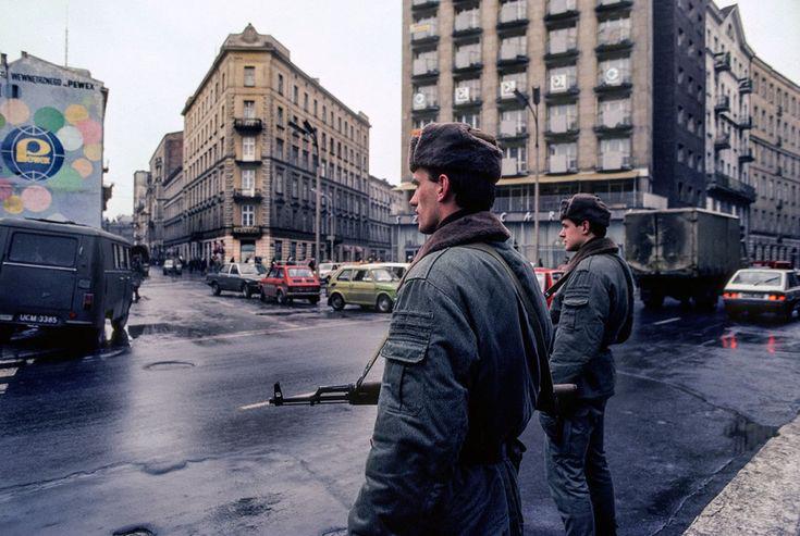 Photo was taken by British-Polish photographer Chris Niedenthal – It shows a street scene during martial law – in Warsaw, Polish People’s Republic, c. 1982. [735 x 493]
