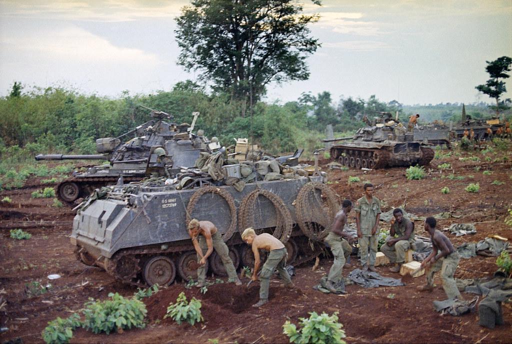 Into Cambodia – soldiers of the 11th Armored Cavalry Regiment dig in near the town of Snuol, Cambodia. May 1970 [1024×689]