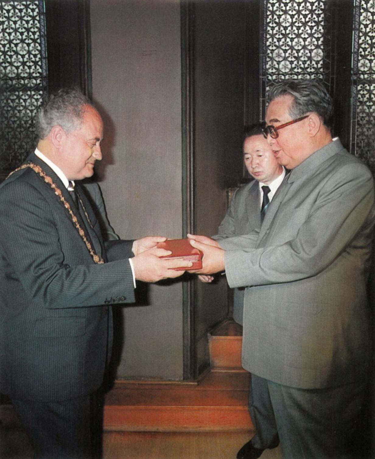 North korean leader Kim Il Sung receives the key of the Prague city gate from the Mayor June 1984 (1232×1508)
