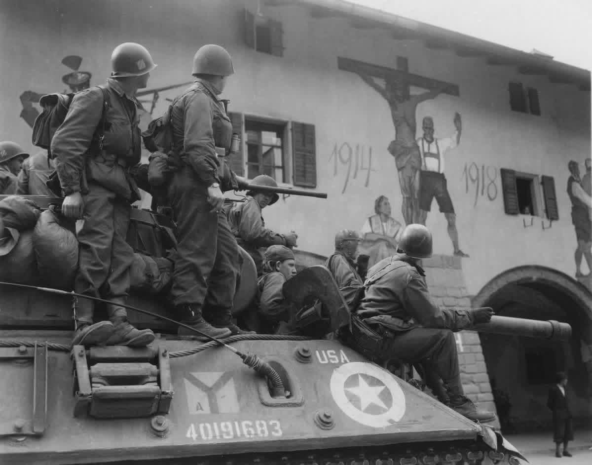 American soldiers look at a mural commemorating the First World War in Berchtesgaden, Germany, on May 4, 1945. [1200×942]