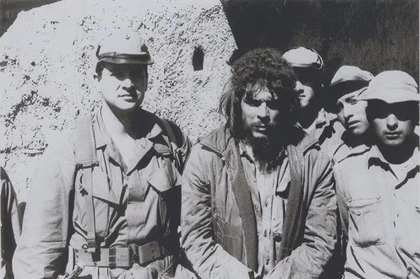 Guevara shortly before his execution, with CIA officer Félix Rodríguez (left), 1967. [600×398]