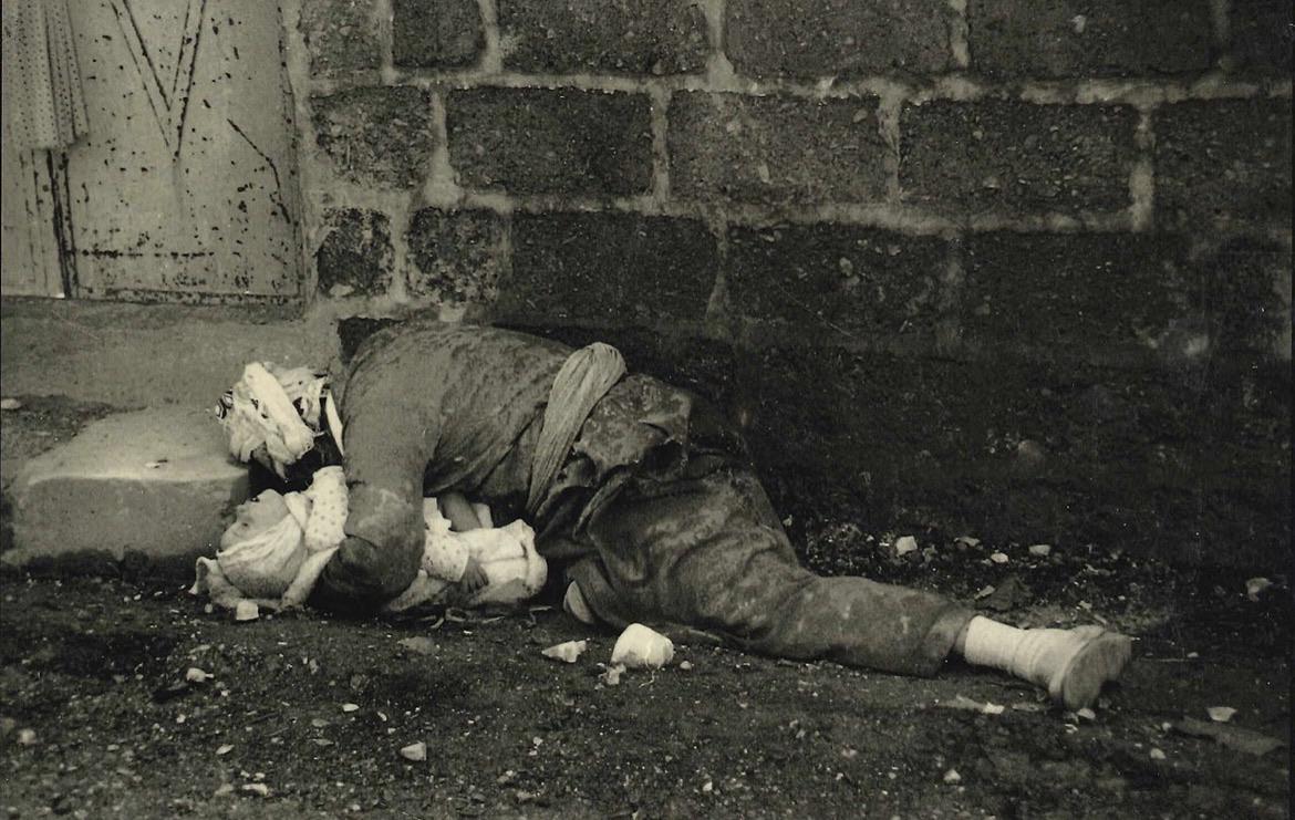 A deceased Omer Kahwar clutches his deceased infant after the Halabja massacre in Iraq, 1988 [1170×741]