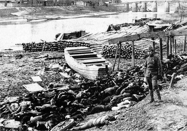 Xiaоgan dock in Nanjing and piles of bodies of murdered Chinese POWs and civilians lying on the banks of the Yangtze River, 1938. IJA soldiers later burned these bodies to prevent the spread of infection and to cover up their crimes. Author: Moriyasu Murase, Private Second Class of IJA. [640×447]