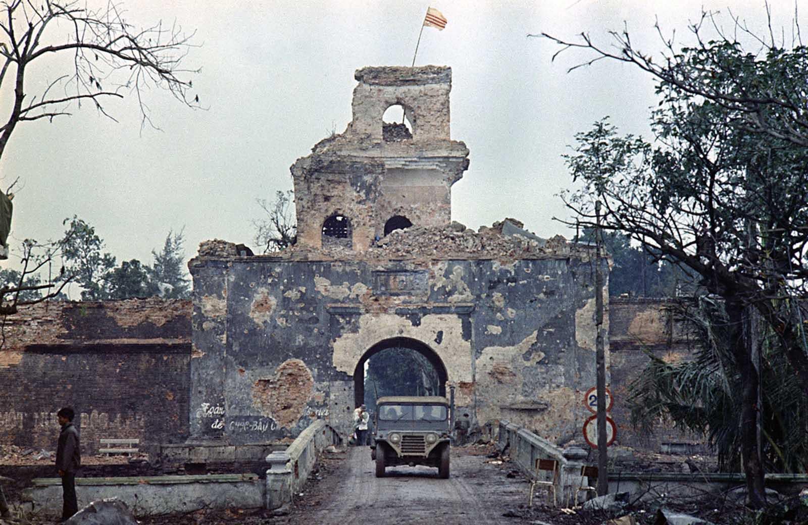 Ruins of Hue’s citadel after being recaptured from North Vietnamese forces in heavy fighting, 1968 [1600×1040]