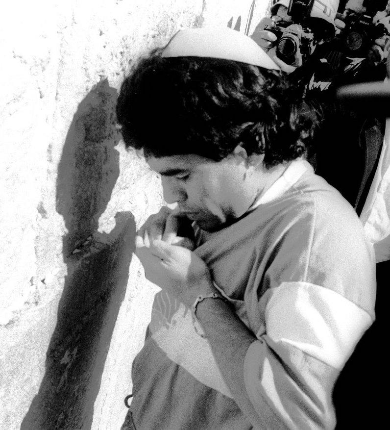 Diego Maradona visiting the Wailing Wall before the World Cup (1990) [796×793]