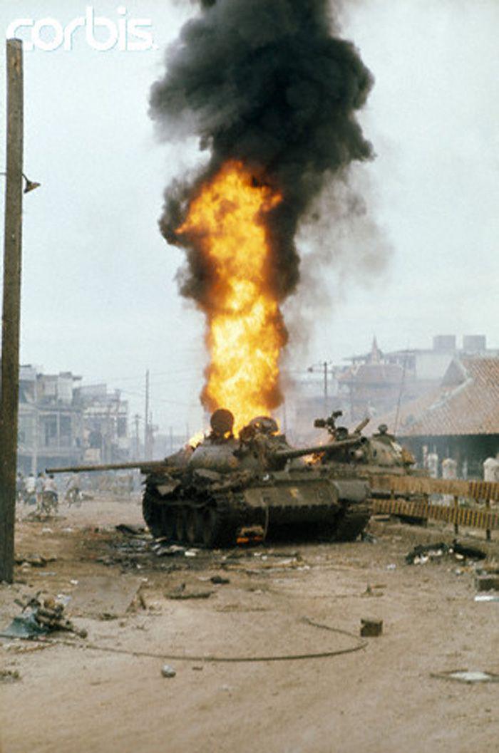 A North Vietnamese tank cooks off after an ARVN ambush on the streets of Saigon. April 30th, 1975 – the final day of the war [700×1057]