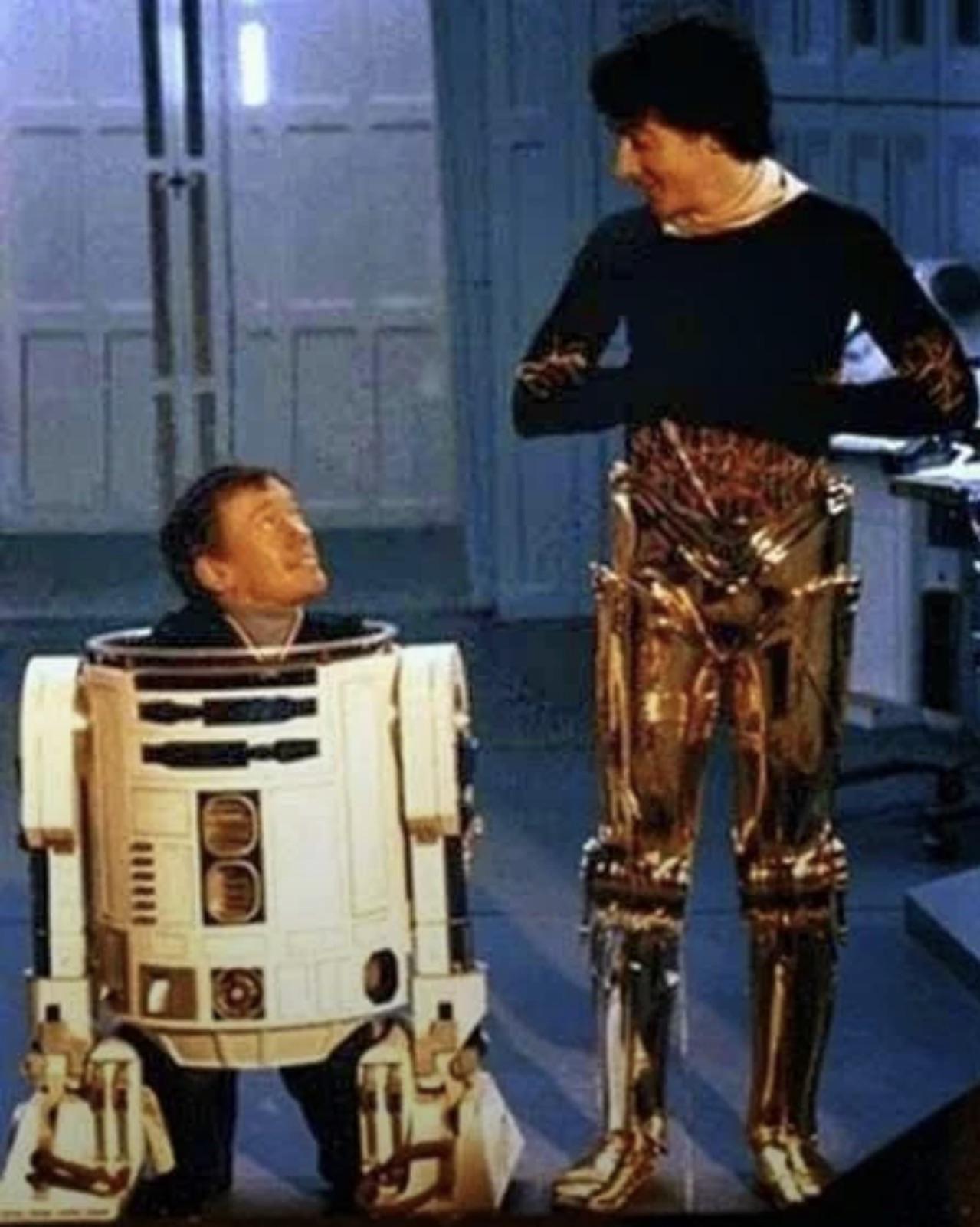 Actors Kenny Baker and Anthony Daniels on set of Star Wars A New Hope, 1977[1279×1602]
