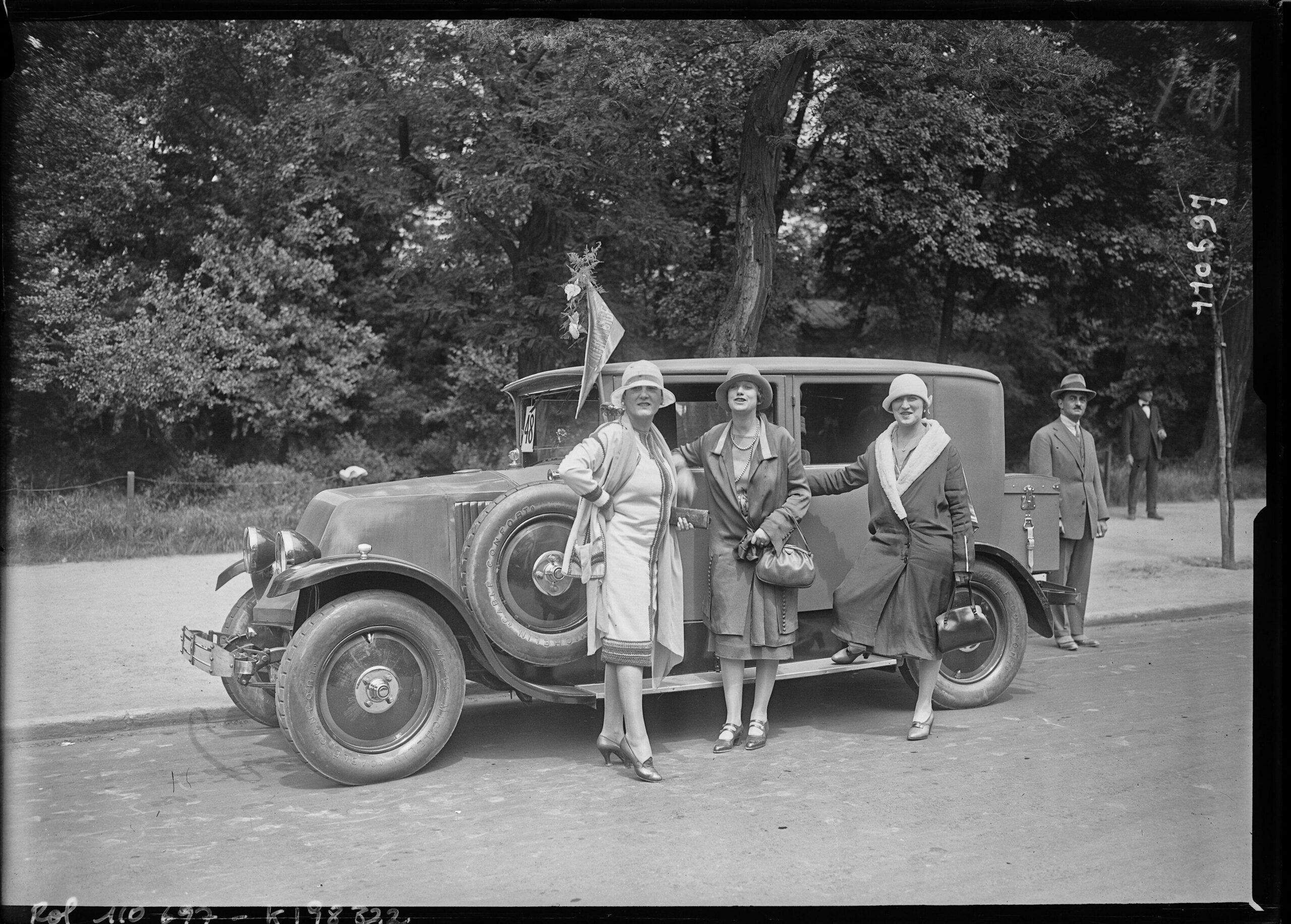 Women’s automotive elegance contest, Bois de Boulogne, Paris. Mme Houst with a Renault. 25th of June 1926 [3840×2750]
