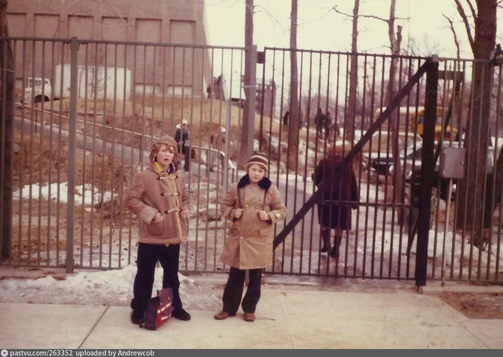 Soviet schoolchildren living in New York City, outside the USSR’s Permanent Mission to the United Nations in North Riverdale, The Bronx (1977) [1009×716]