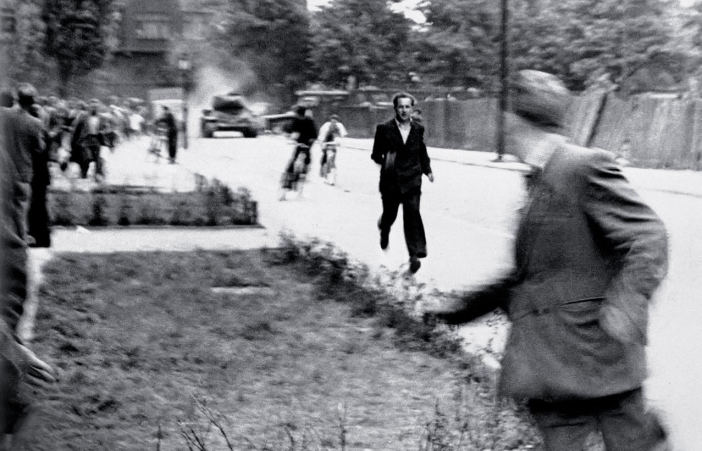 Protesters running away from the tank on Dąbrowskiego Street during 1956 Poznań Protests, Poznań, Poland, between 28 and 30 June 1956. [1400×900]