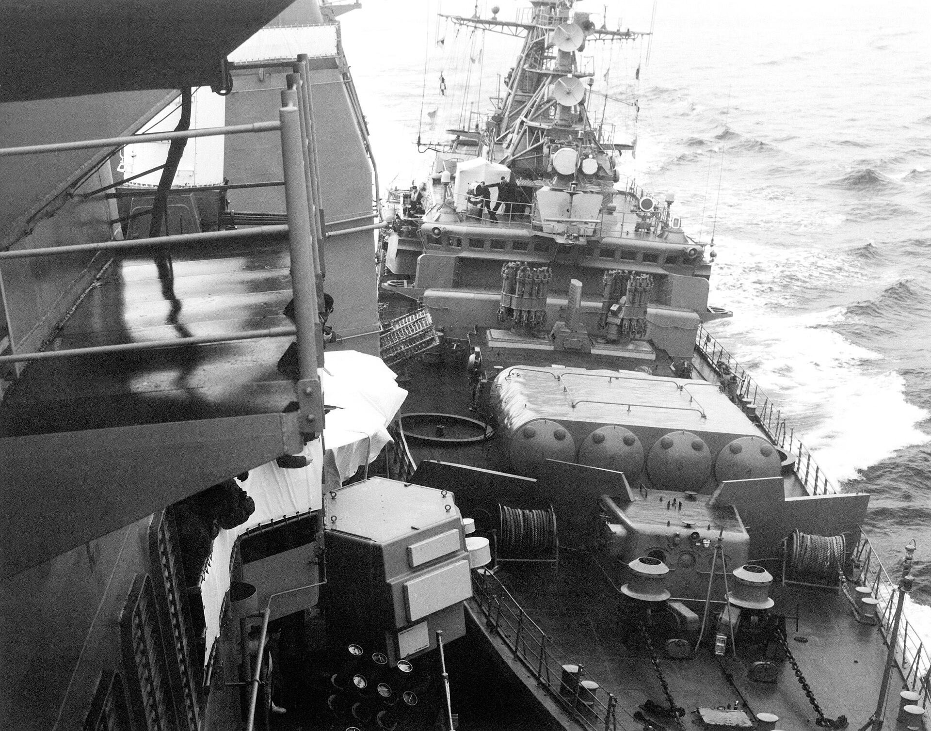 Soviet frigate Bezzavetniy rams U.S. cruiser Yorktown while it’s exercising the ‘right of innocent passage’ in Soviet territorial waters, 1988 [3000×2357]