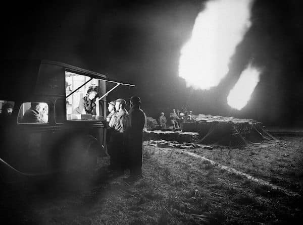 A YMCA mobile canteen serves soldiers next to an anti-aircraft battery, in November 1940. [600 x 446]
