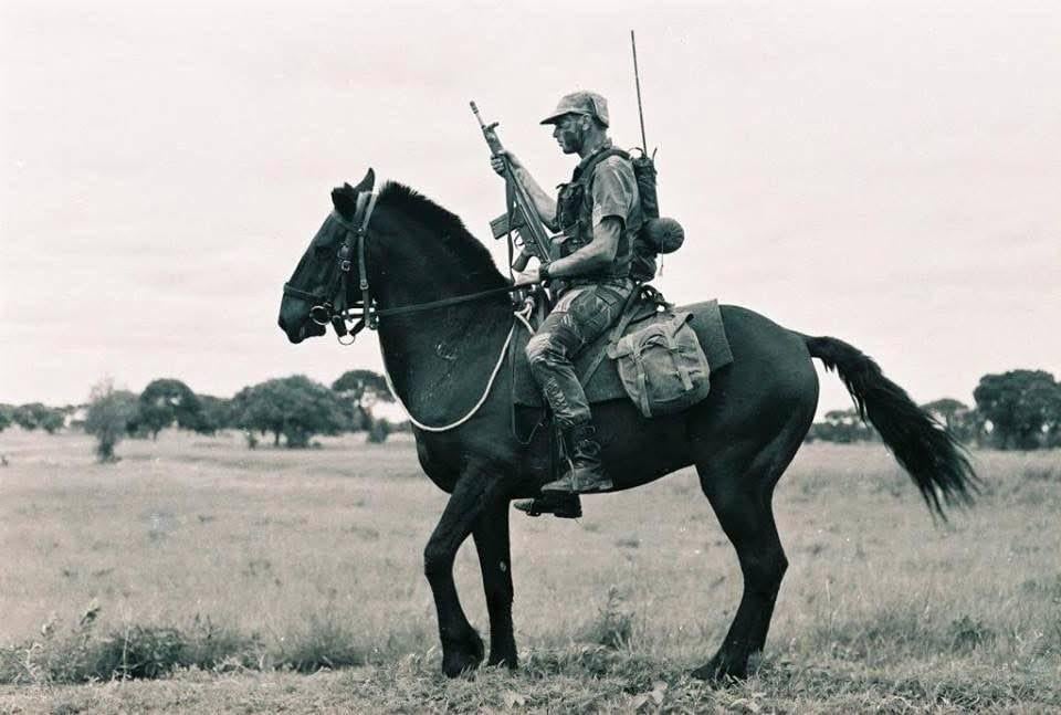 Rhodesian Grey’s Scouts mounted infantryman with a Heckler & Koch G3 rifle – during the Rhodesian Bush War, c. 1975 – 1979. [960 x 647]