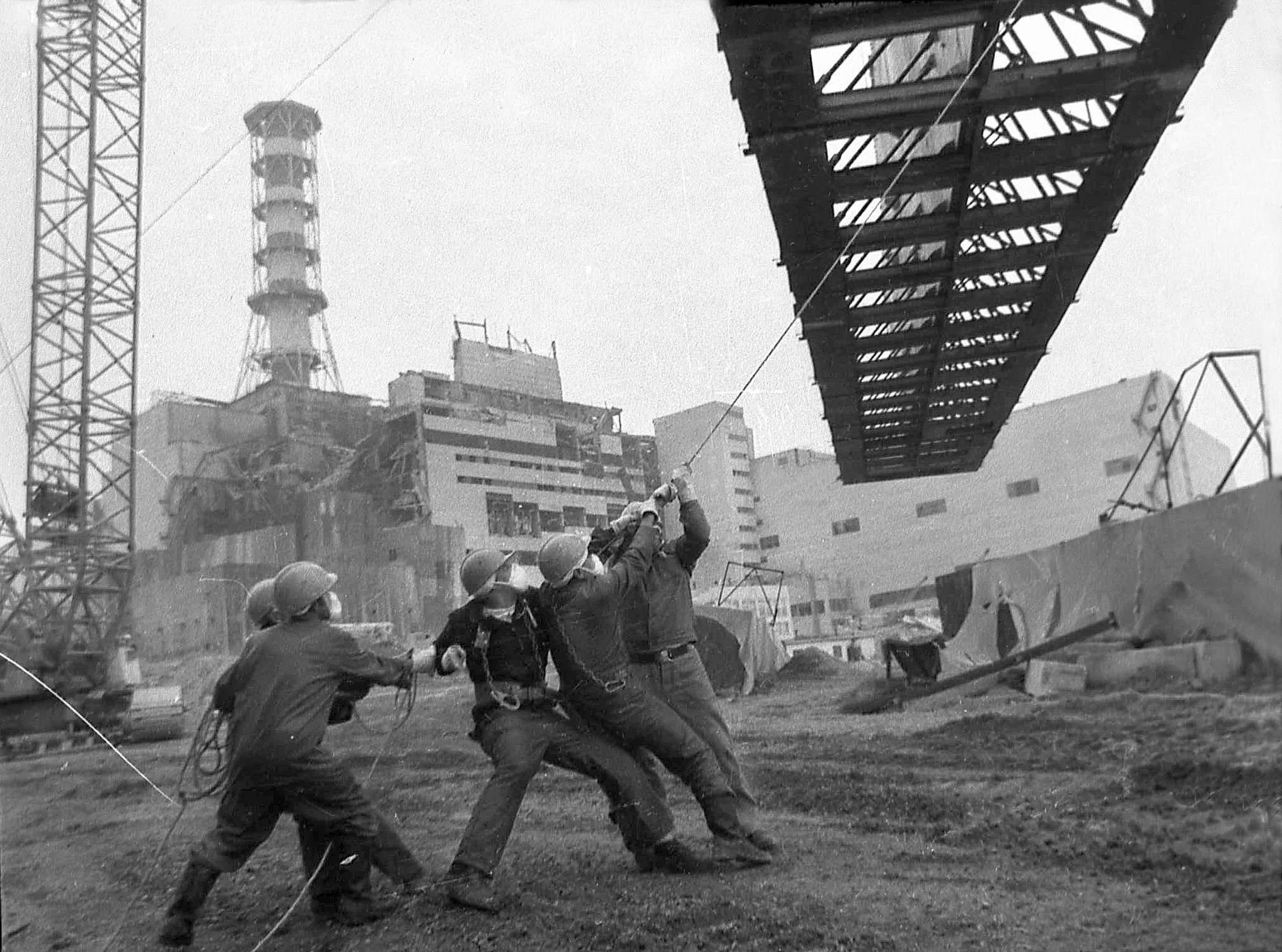 Chernobyl Sarcophagus early construction, 1986 (2034×1511)