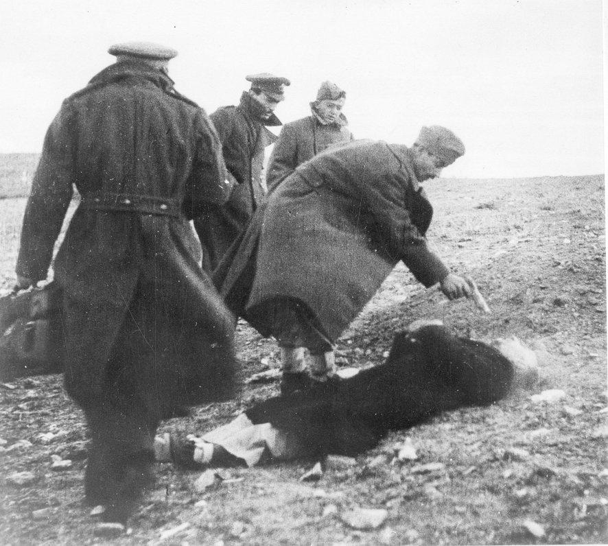 A Greek soldier administers a final coup de grâce to Nazi war criminal Friedrich “Fritz” Schubert following his execution by firing squad at Eptapyrgio Prison in Thessaloniki, Greece, on October 22, 1947. He was found guilty of the killing of over 250 civilians. [886 × 796]